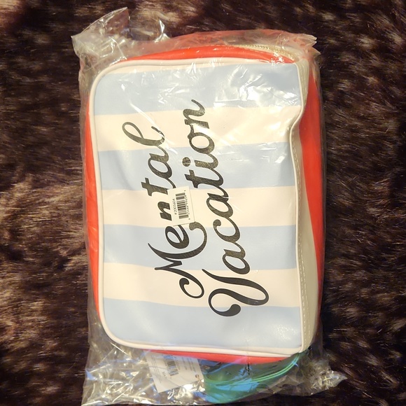 Travel bag for makeup or tech items - Picture 5 of 5